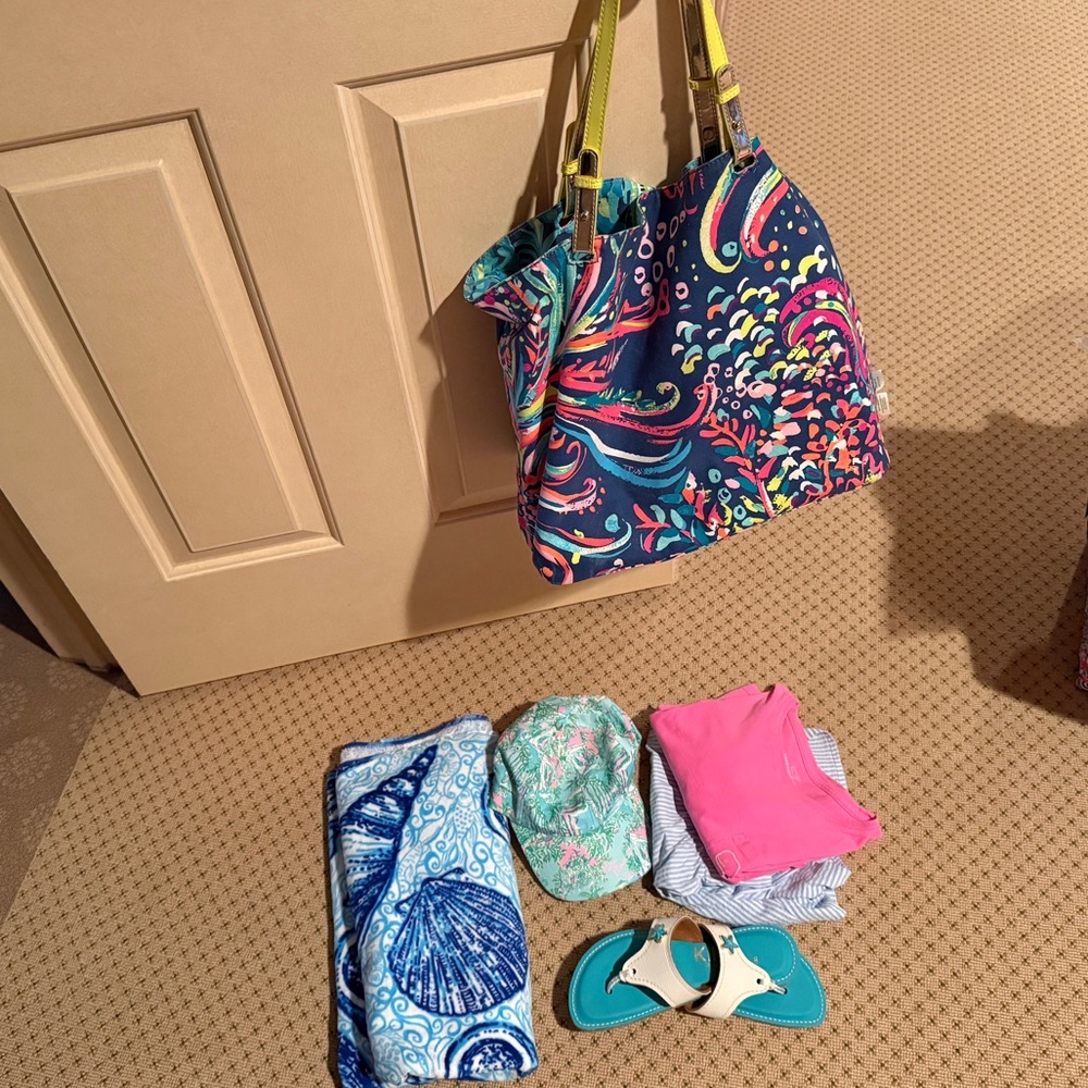 Lilly Pulitzer Reversible Beach Tote in Beach Loot & Midnight Cove with Pouch! - Picture 16 of 16